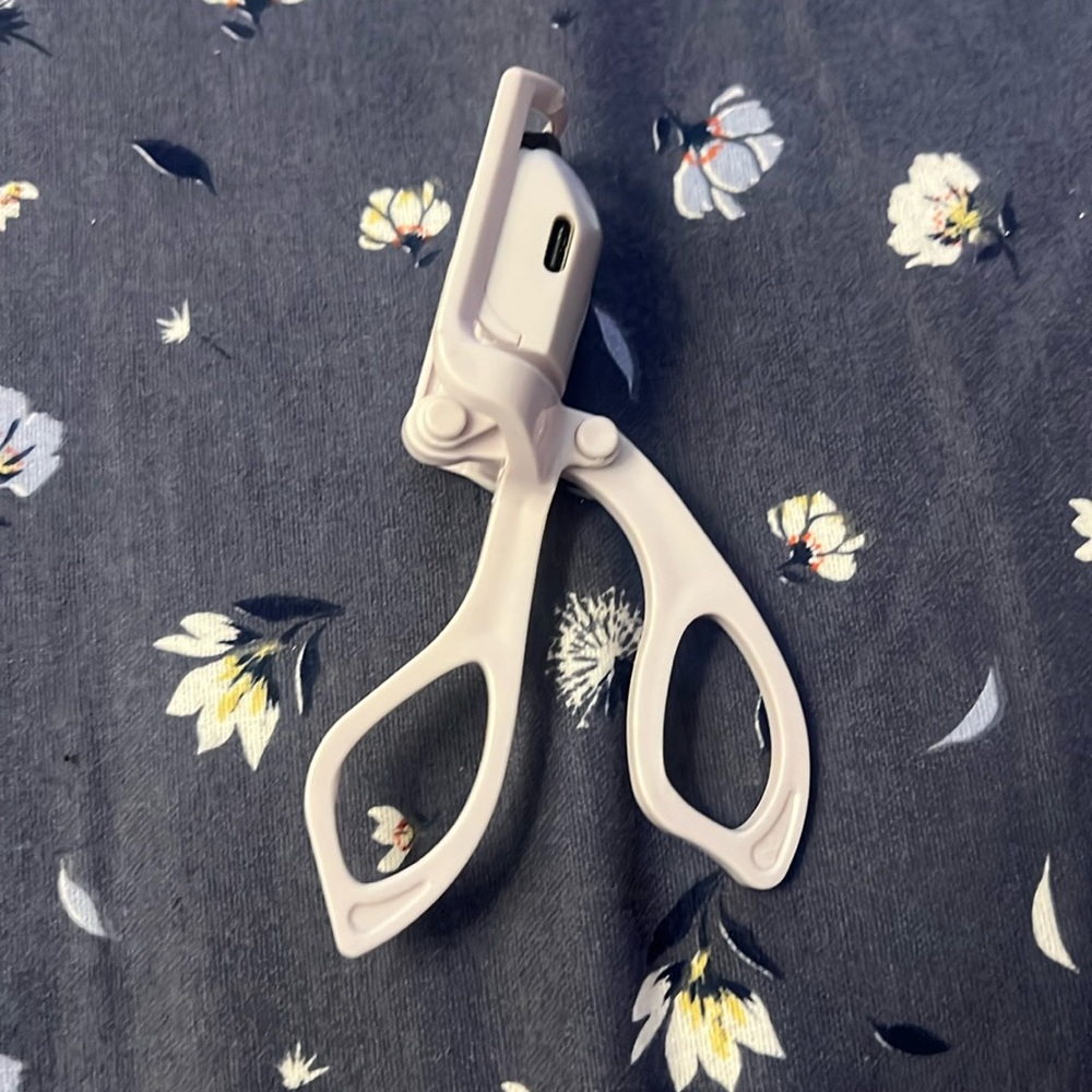 Eyelash curler